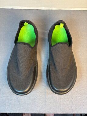 OOFOS Women's OOmg Low eeZee recovery slip-on shoes. Black in size 8.